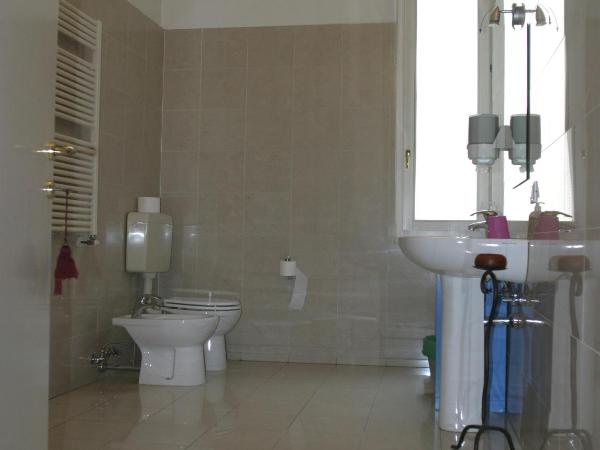 Hotel Panorama Bologna Centro : photo 8 de la chambre chambre triple avec salle de bains privative