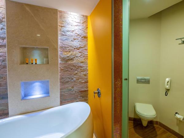 O Hotel Pune : photo 7 de la chambre suite with bathtub, 2 way airport transfer