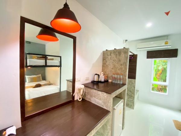 Hatzanda Lanta Resort - SHA Extra Plus : photo 4 de la chambre chambre quadruple avec balcon 