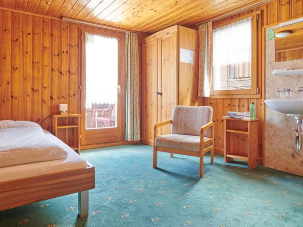 Hotel Weisshorn : photo 1 de la chambre chambre simple avec salle de bains commune