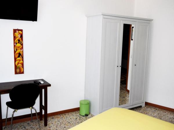 Affittacamere Il Pittoresco : photo 9 de la chambre chambre double ou lits jumeaux avec salle de bains commune