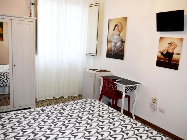 Affittacamere Il Pittoresco : photo 10 de la chambre chambre double ou lits jumeaux avec salle de bains commune