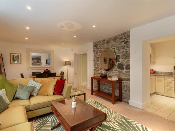 Spectacular 2 Bedroom Apartment with Sunny Garden & Terrace : photo 3 de la chambre appartement avec terrasse