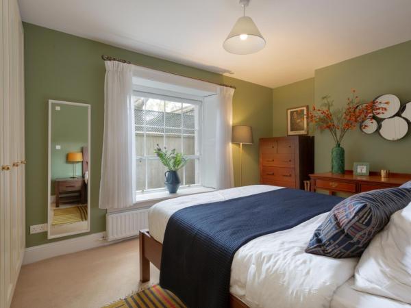 Spectacular 2 Bedroom Apartment with Sunny Garden & Terrace : photo 2 de la chambre chambre double deluxe