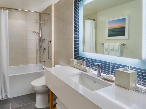 Renaissance Honolulu Hotel & Spa - Newly Opened 2024 : photo 6 de la chambre chambre lit king-size - vue partielle sur océan