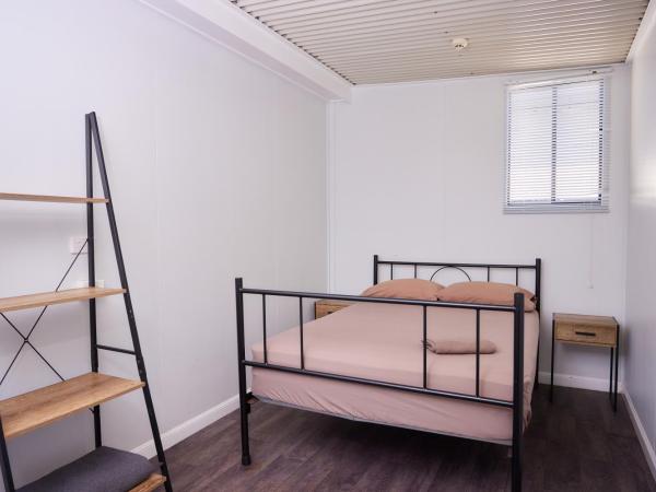 Cairns City Backpackers Hostel : photo 1 de la chambre chambre double avec salle de bains commune