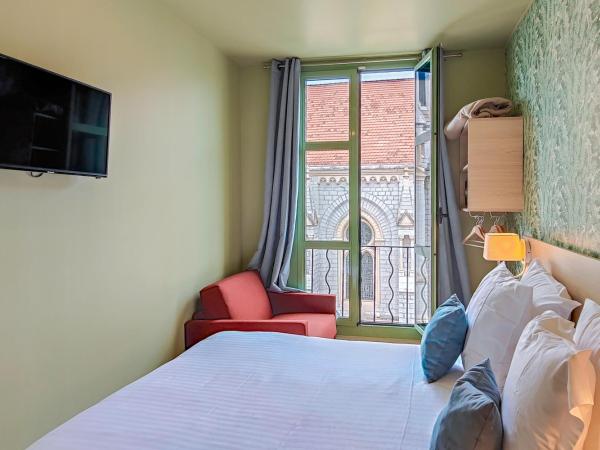 Hôtel Du Centre, un hôtel AMMI : photo 5 de la chambre chambre double supérieure - vue sur basilique notre dame