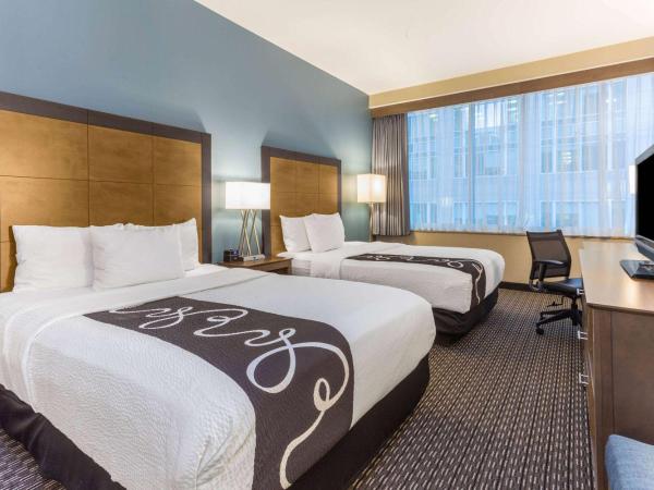 La Quinta by Wyndham Chicago Downtown : photo 3 de la chambre chambre avec 2 lits queen-size et baignoire - accessible aux personnes à mobilité réduite - non-fumeurs