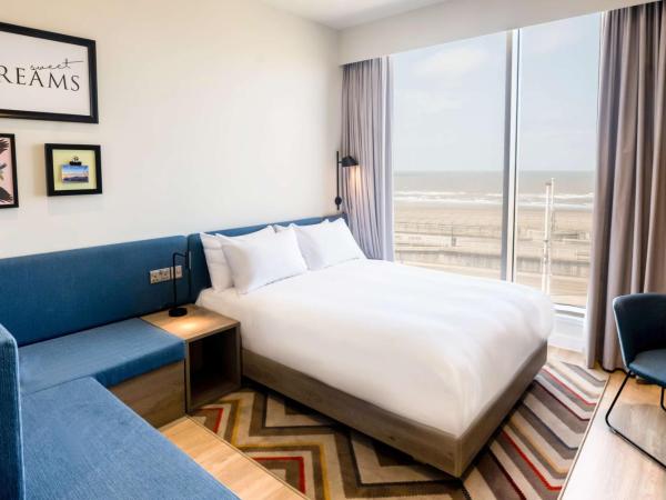 Hampton By Hilton Blackpool : photo 2 de la chambre premium queen room with sofa bed and sea view - non-smoking