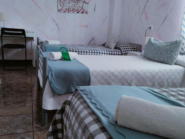 SevillaDream : photo 3 de la chambre chambre triple basique avec salle de bains commune
