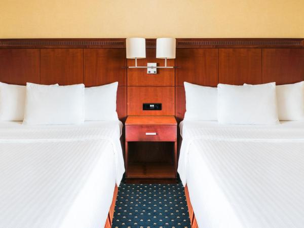 Courtyard by Marriott Prague City : photo 1 de la chambre chambre avec 2 lits doubles