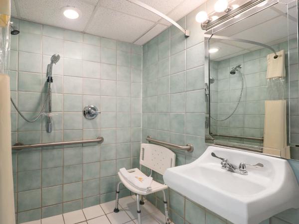 Days Inn by Wyndham Panama City Beach/Ocean Front : photo 2 de la chambre chambre avec 2 lits queen-size et douche accessible en fauteuil roulant - accessible aux personnes à mobilité réduite - non-fumeurs