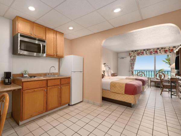 Days Inn by Wyndham Panama City Beach/Ocean Front : photo 8 de la chambre studio avec 2 lits queen-size - vue sur plage - non-fumeurs