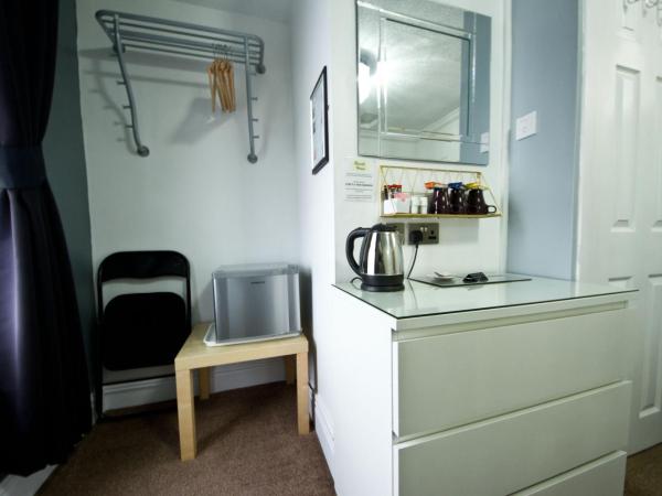 Rossall House , For Families & Couples : photo 3 de la chambre chambre triple - vue sur ville