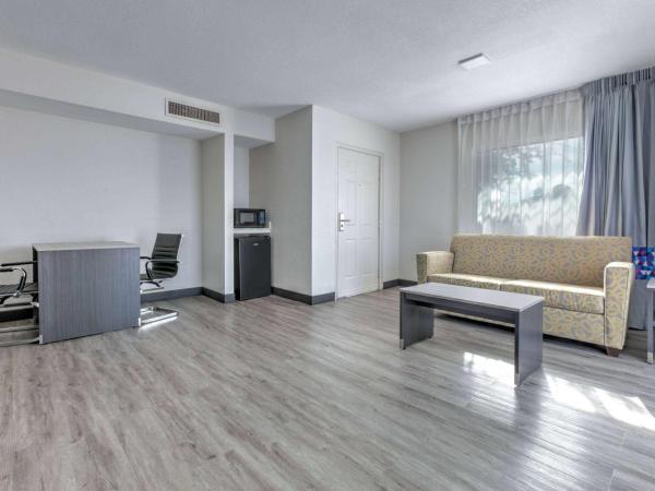 La Quinta Inn by Wyndham Dallas Uptown : photo 5 de la chambre suite lit king-size – non-fumeurs