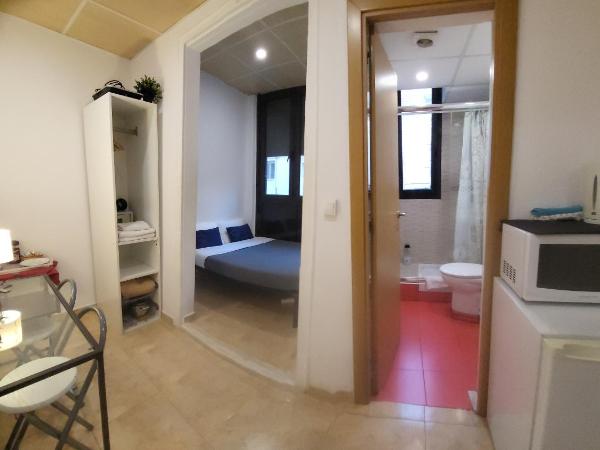Barcelona Rooms 294 : photo 6 de la chambre petite chambre double avec salle de bains privative