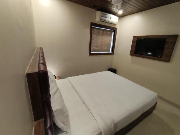Hotel New Peninsula Suite - Near Masjid Bandar and CST Station - South Mumbai : photo 5 de la chambre chambre deluxe