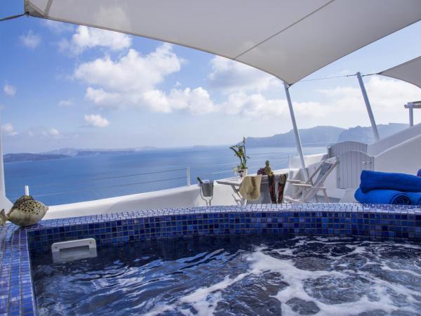 Ambition Suites : photo 9 de la chambre suite passion avec bain à remous - vue sur caldeira