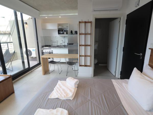 OWN Belgrano Studios & Suites : photo 7 de la chambre chambre double deluxe avec balcon