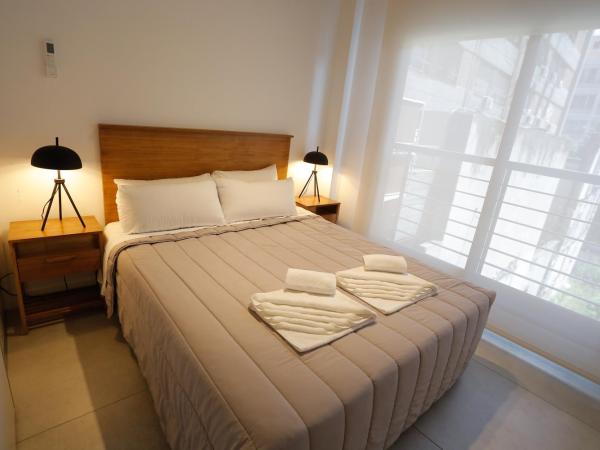 OWN Belgrano Studios & Suites : photo 1 de la chambre suite lit king-size avec balcon