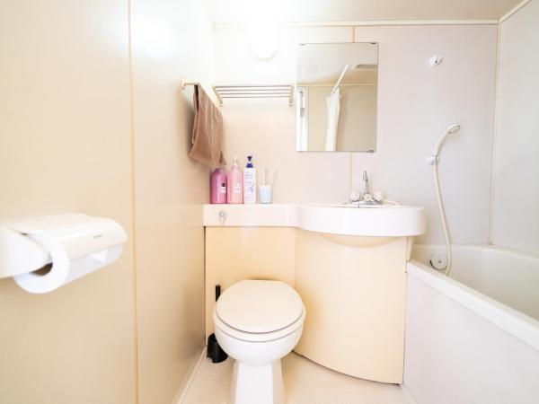 Nishinippori Guest House : photo 10 de la chambre chambre lits jumeaux avec salle de bains privative