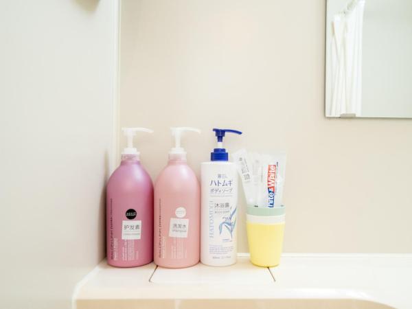 Sendagi Guest House : photo 9 de la chambre chambre quadruple avec salle de bains privative