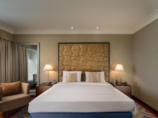 Taj Krishna : photo 1 de la chambre chambre lit king-size de luxe - vue sur ville
