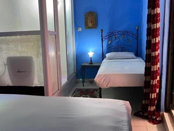 Riad Fez Hostel : photo 2 de la chambre chambre triple avec salle de bains privative