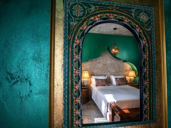 DECAN Concept Boutique Estate : photo 2 de la chambre suite lune de miel avec vue 

