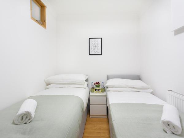 Eurostar Budget Rooms - Next to Kings Cross & Eurostar Train Station : photo 6 de la chambre chambre triple