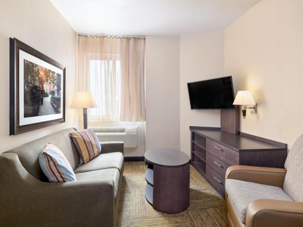 Candlewood Suites NYC -Times Square, an IHG Hotel : photo 7 de la chambre chambre lit queen-size - adaptée aux personnes malentendantes