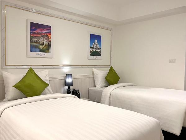 Travelier Hostel : photo 5 de la chambre chambre familiale communicante