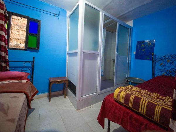 Riad Fez Hostel : photo 4 de la chambre chambre triple avec salle de bains privative