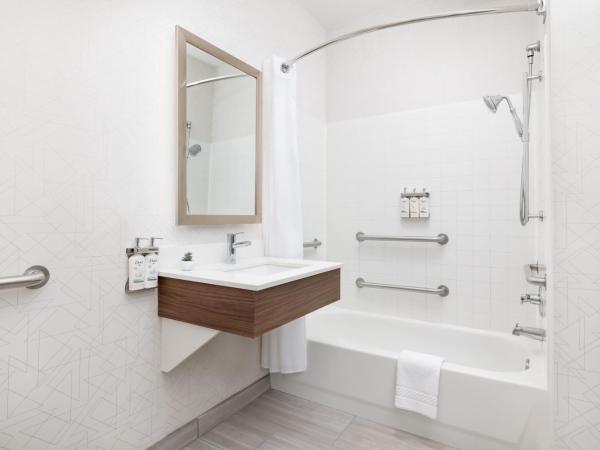 Holiday Inn Express Las Vegas Stadium Area, an IHG Hotel : photo 2 de la chambre king suite with mobility accessible transfer shower