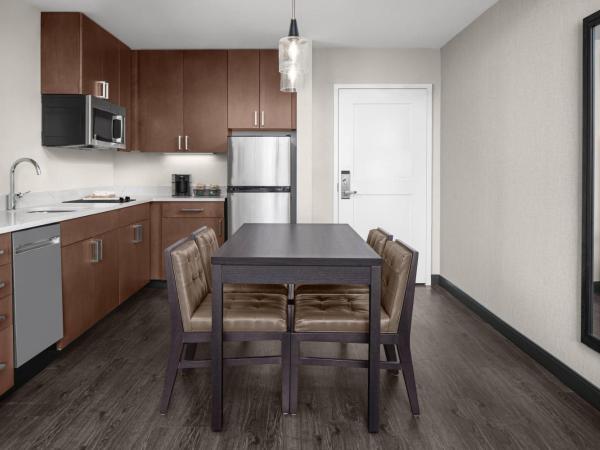 Residence Inn By Marriott Jacksonville-Mayo Clinic Area : photo 3 de la chambre suite 1 chambre lit queen-size avec baignoire adaptée aux personnes à mobilité réduite