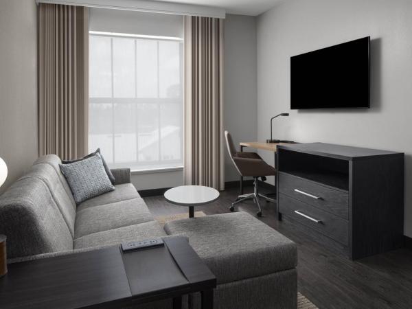 Residence Inn By Marriott Jacksonville-Mayo Clinic Area : photo 4 de la chambre suite 1 chambre lit queen-size avec baignoire adaptée aux personnes à mobilité réduite