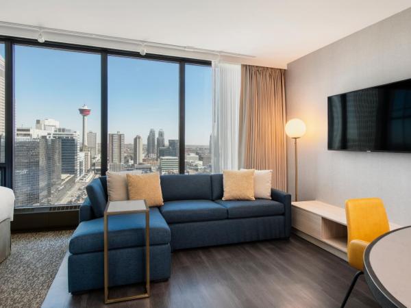 Residence Inn by Marriott Calgary Downtown/Beltline District : photo 3 de la chambre studio pour personnes à mobilité réduite avec lit queen-size et canapé-lit