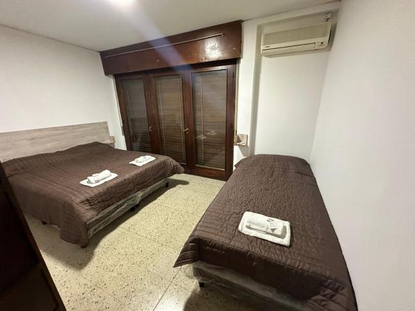 Hostel San Vicente : photo 7 de la chambre chambre double avec balcon (3 adultes)
