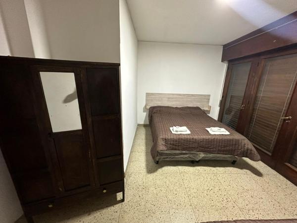 Hostel San Vicente : photo 5 de la chambre chambre double avec balcon (3 adultes)