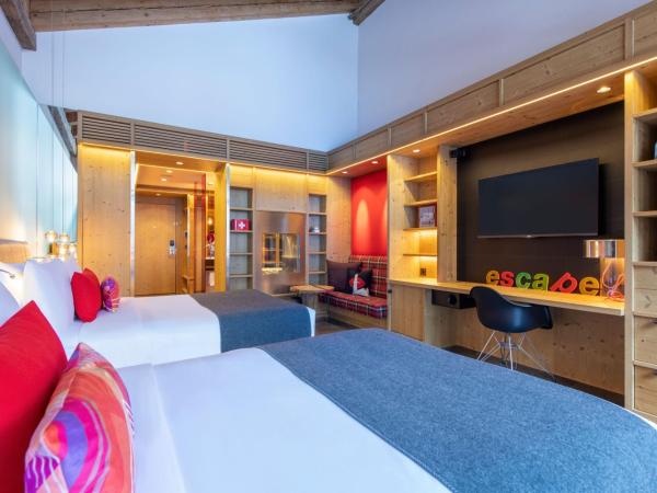 W Verbier : photo 2 de la chambre chambre confortable sans vue avec 2 lits doubles, balcon et cheminée