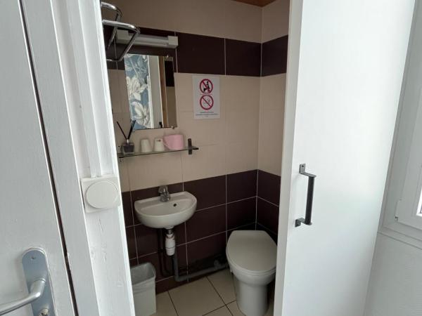 Hôtel Saint Eloi : photo 2 de la chambre chambre simple avec salle de bains commune