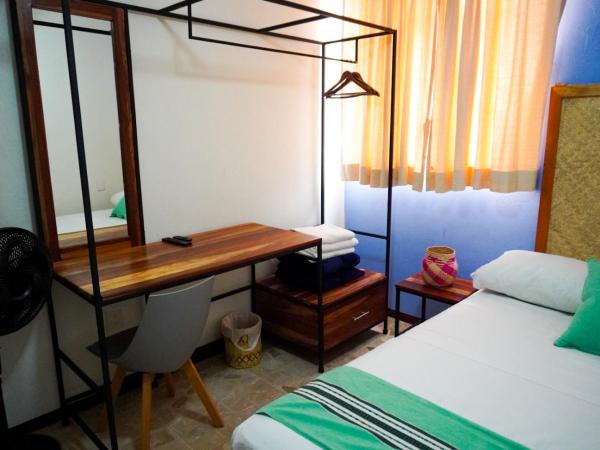 HOSTAL CHOCOLATE CALENDA : photo 9 de la chambre chambre double ou lits jumeaux avec salle de bains commune