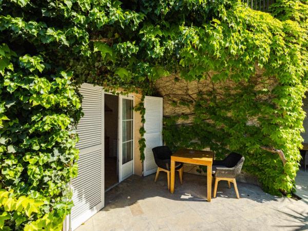 Hotel des Lices : photo 7 de la chambre chambre triple de luxe au rez-de-chaussée - vue sur jardin