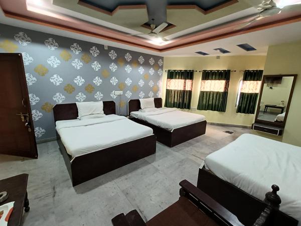 Hotel Gokul Palace : photo 4 de la chambre chambre familiale supérieure