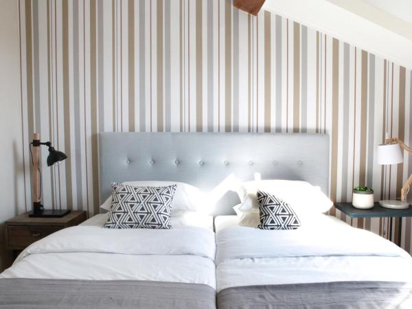 Flores Guest House : photo 7 de la chambre chambre double ou lits jumeaux supérieure avec balcon