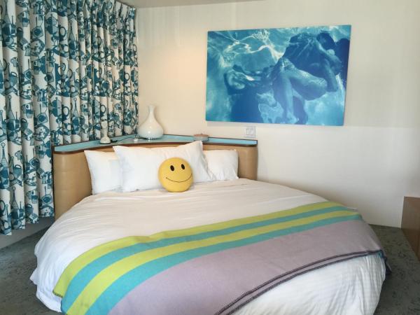 Beverly Laurel Hotel : photo 3 de la chambre suite lit king-size avec baignoire spa
