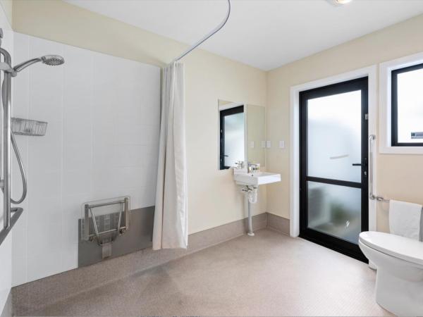 ASURE Rotorua International Motor Inn : photo 6 de la chambre studio lit king-size deluxe avec baignoire spa