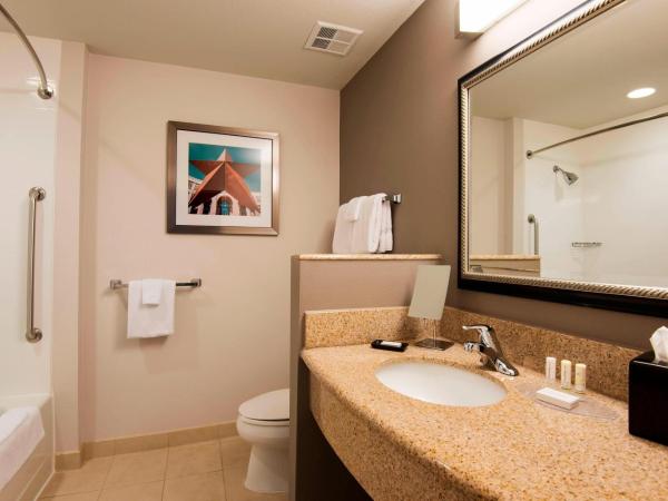 Courtyard by Marriott San Antonio North Stone Oak At Legacy : photo 8 de la chambre chambre lit king-size avec canapé-lit