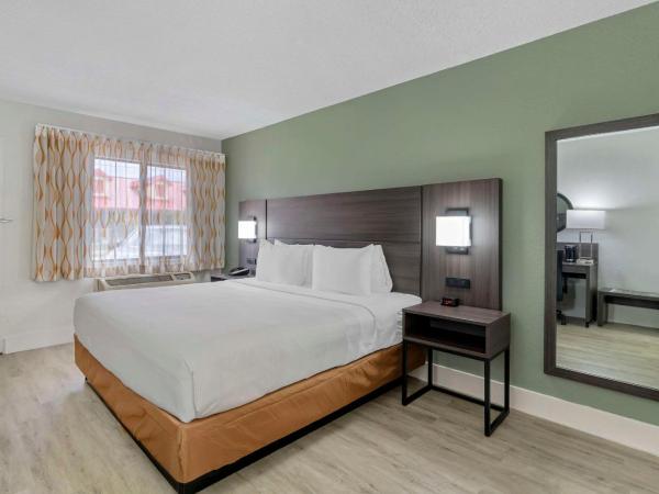 Quality Inn & Suites Orlando East - UCF Area : photo 1 de la chambre chambre lit king-size - non-fumeurs