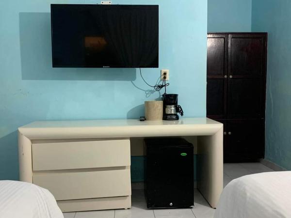 Hotel Hermanos Aguilar : photo 2 de la chambre chambre double avec balcon (2 adultes + 1 enfant)